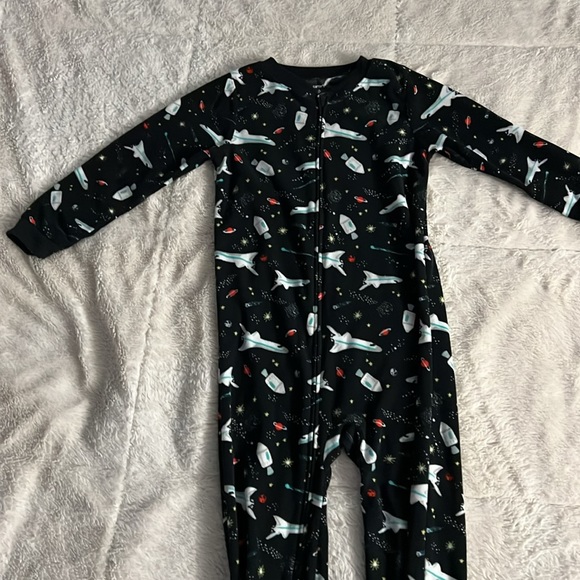 Carters full piece pjs - size 6 - Picture 2 of 5